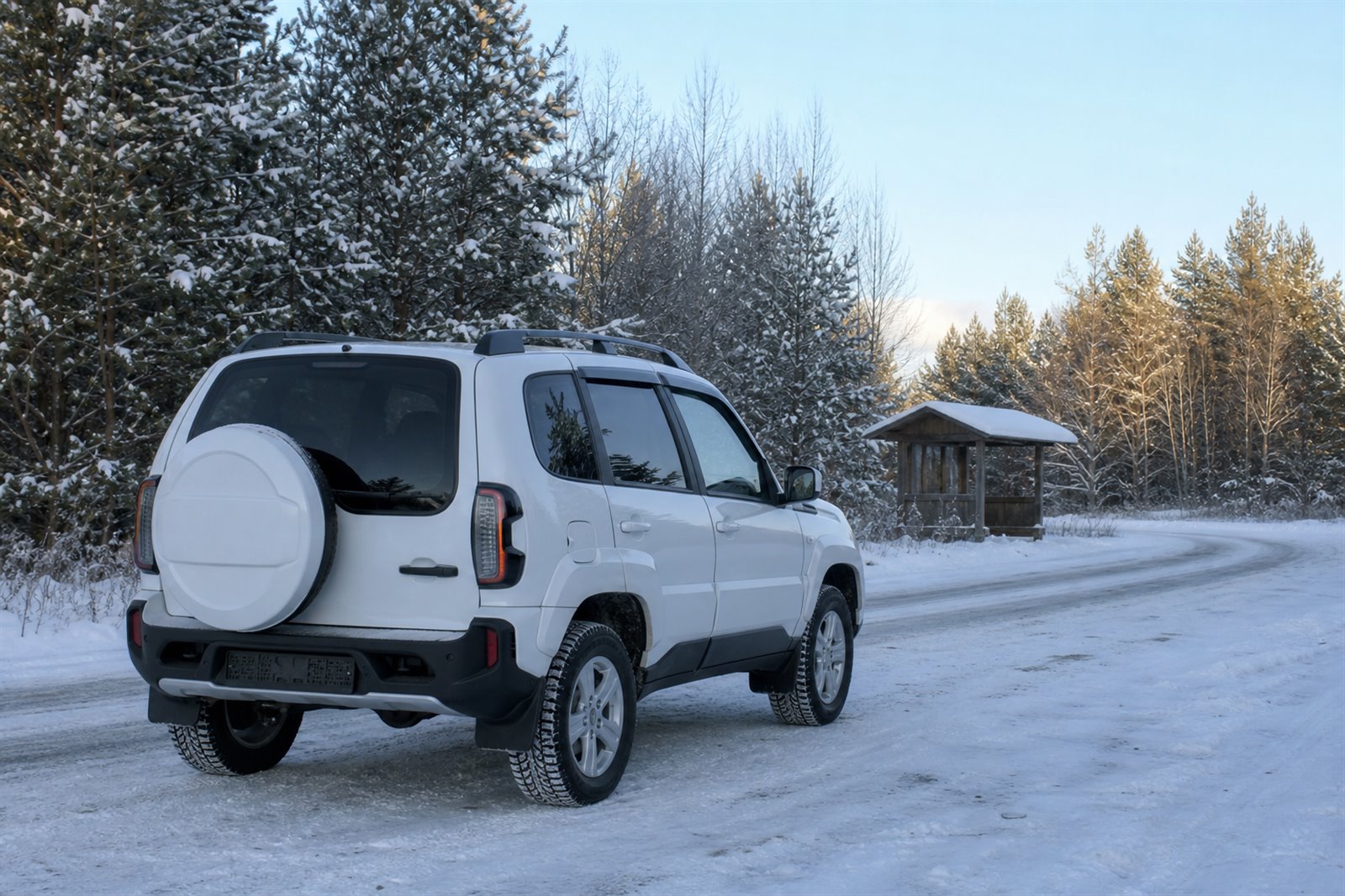 Белая Niva Travel на снегу